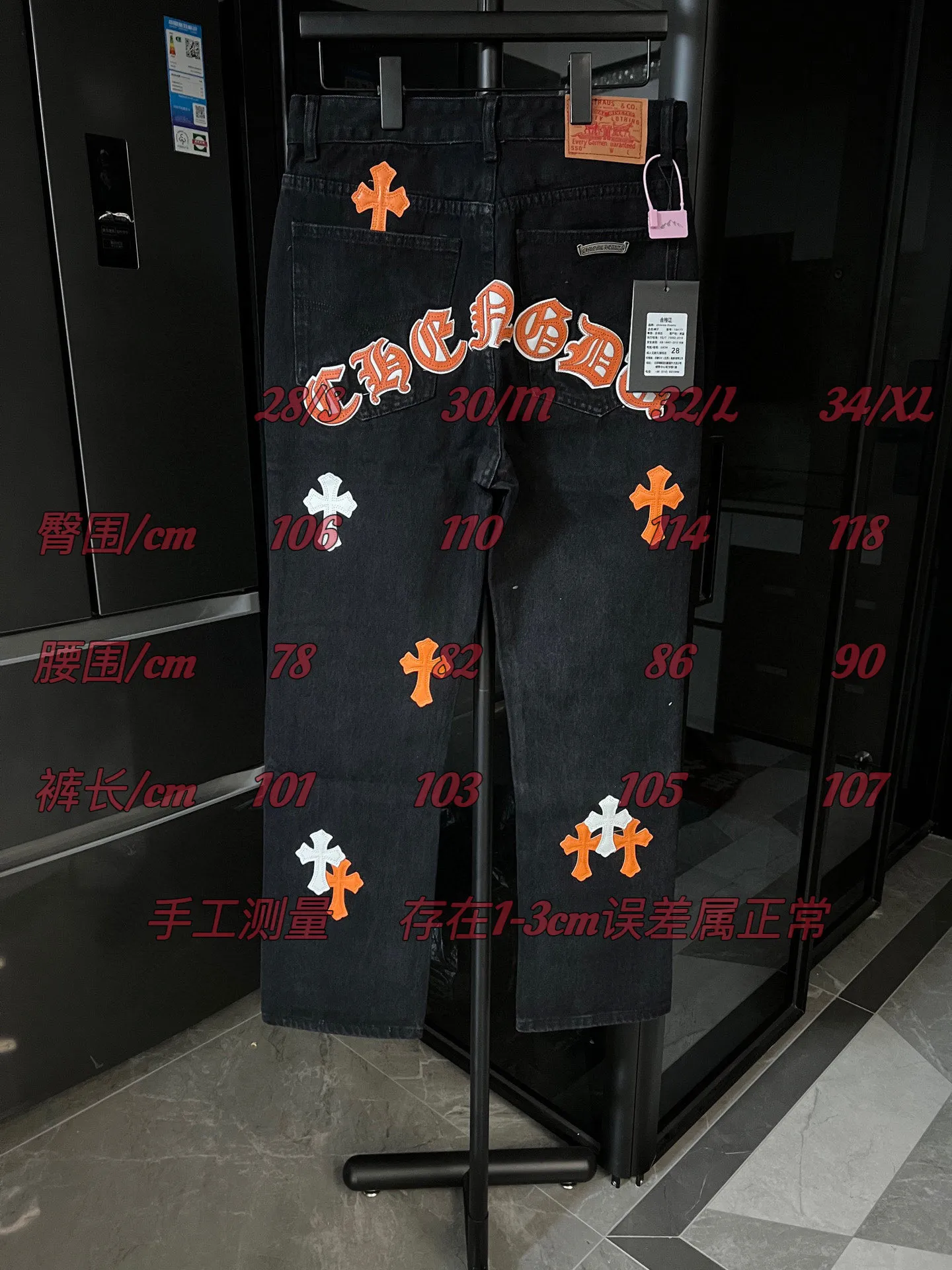 P260 [Next day] Chrome Hearts/Chrome Hearts CH Hong Kong City Limited Series Sanskrit Cross Patch Leather Jeans (Black) Black and Orange Color - Hong Kong Limited Fashion players, Chrome Hearts Hong Kong City Limited Jeans are now available!  The unique color scheme is like the intertwining of vitality and romance of Hong Kong. The three-dimensional letters between the hips seem to tell the story of the city. The customized hardware, the three-dimensional and thick cross stamens, and the hand-cut leather washers make the details full of luxury.  Handcrafted and made of environmentally friendly materials, comfort and quality coexist. Owning it is not only an outfit, but also a status symbol. Globally limited edition, don’t miss it.  Size: 28 30 32 34 (corresponding to s-xl) Detailed size can be found in Figure 9